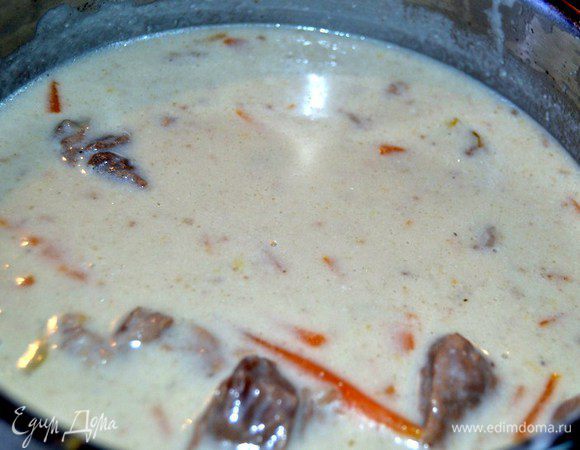 На этом можно остановиться. Полить соусом мясо, покрошить сверху петрушку и подавать с любым гарниром. но у меня не было возможности сразу все это подать, и я решила мясо переложить обратно в кастрюлю к соусу. Закрыла крышкой и была такова!!! Вечером сварила гречку и подогрела мясо в соусе. Это было фантастично!!! Особенно мне понравился соус!