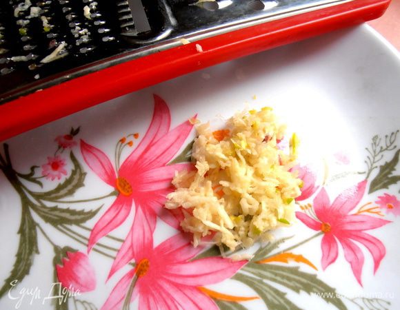 В это время готовим начинку-прослойку.Чеснок можно натереть на мелкой тёрке.