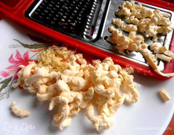 Плавленые сырки натираем на крупной тёрке. Можно слегка подморозить их, чтобы удобнее держать в руках. Если ваш сыр мягкий, в коробочке, то просто смешиваем с чесноком!