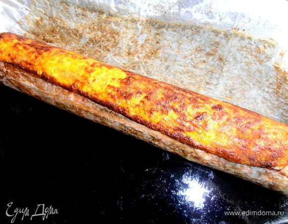 Сразу, в горячем виде, придаём форму рулета с помощью бумаги,на которой выпекался.