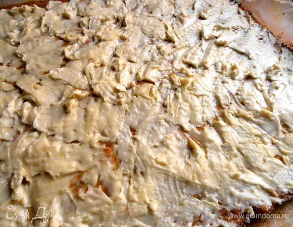 Разворачиваем и с помощью ножа намазываем начинку, оставив для верха.