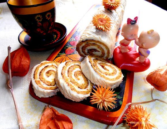 Нарезаем на ломтики, хотя лучше подержать в холодильнике для большей твёрдости и пропитки, но нам не терпелось всем, поэтому начали чуть ли не в тёплом виде...