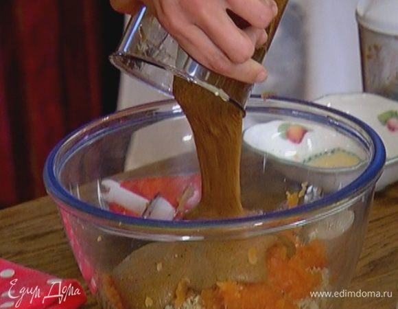 Муку перемешать с измельченными орехами, семечками, пюре из папайи, 60 г кокосовой стружки, разрыхлителем и солью. Добавить сахарно-сливочную массу и вымешать тесто.