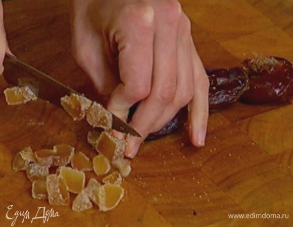 Финики и имбирные цукаты нарезать маленькими кусочками, добавить в тесто и перемешать.