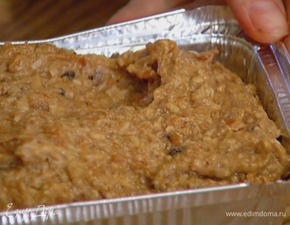 Форму для кекса смазать растительным маслом, выложить тесто, разровнять и отправить в разогретую духовку на 40 минут.