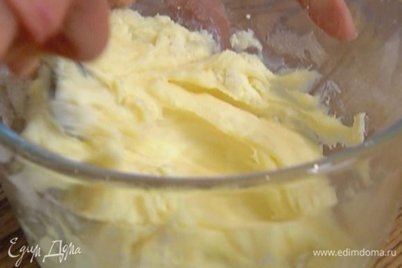 Приготовить крем: сахарную пудру растереть с лимонным соком и сливочным сыром.