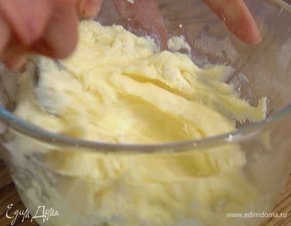 Приготовить крем: сахарную пудру растереть с лимонным соком и сливочным сыром.