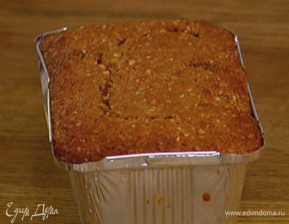 Готовый кекс остудить, покрыть кремом и посыпать оставшейся кокосовой стружкой.