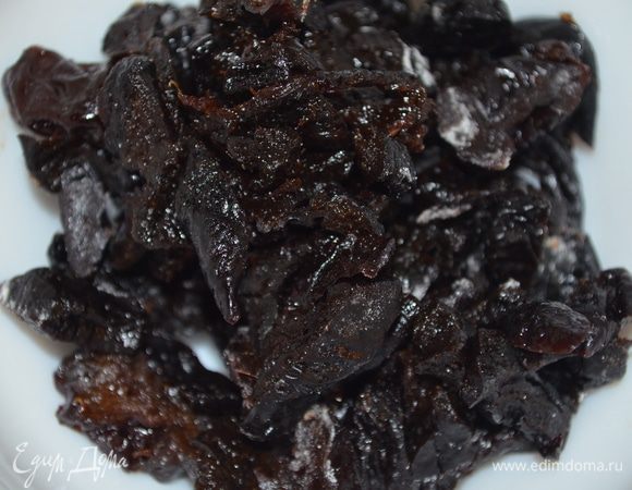 чернослив помыть, обсушить нарезать на кусочки