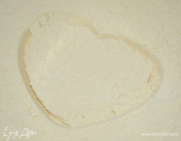 муку просеять с содой и с солью в большую миску