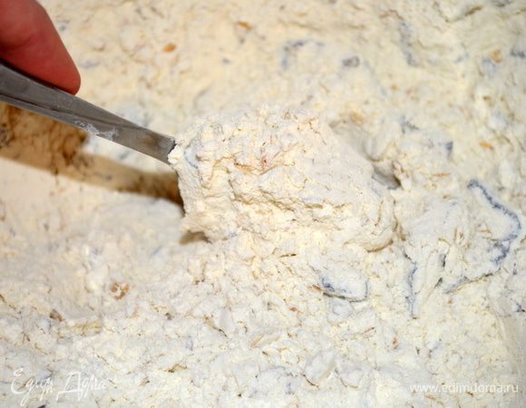 добавляем чернослив и орехи и перемешиваем все как следует