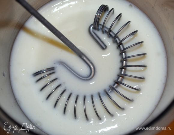 молоко смешиваем с кефиром в отдельной мисочке