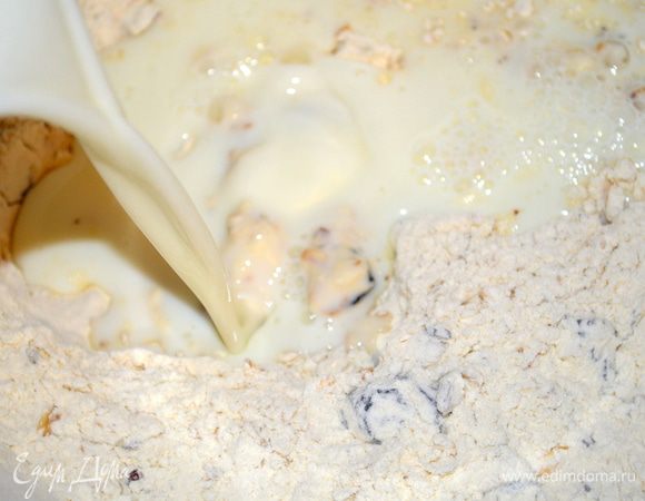 вливаем эту смесь в сухие ингредиенты