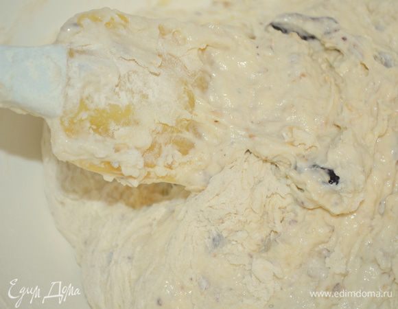 получается вот такое густое, но мягкое тесто, его просто надо перемешать.  Если оно покажется жидковатым - добавить еще немного муки, но оно и должно быть мягким и липким!