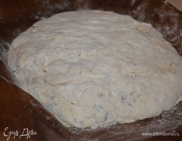 тесто в форме шара выкладываем на противень,застеленный бумагой для выпечки, смазанной маслом. Присыпаем немного мукой саму лепешку
