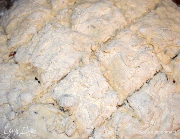 делаем на поверхности теста надрезы в виде сетки. В ходе выпекания получится очень красивый рисунок!