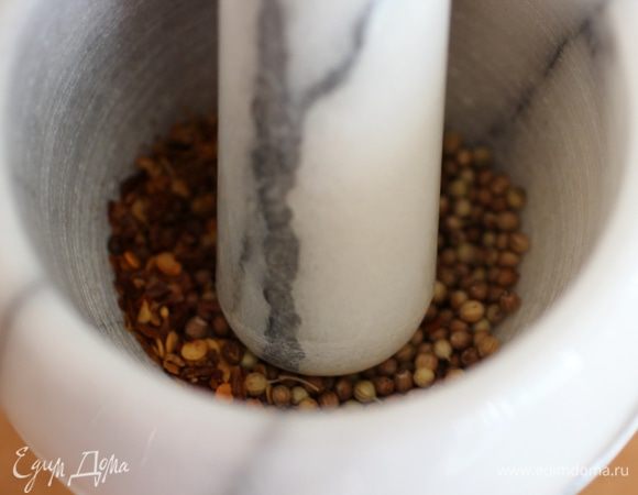 Набор специй для всех салатов одинаков.
