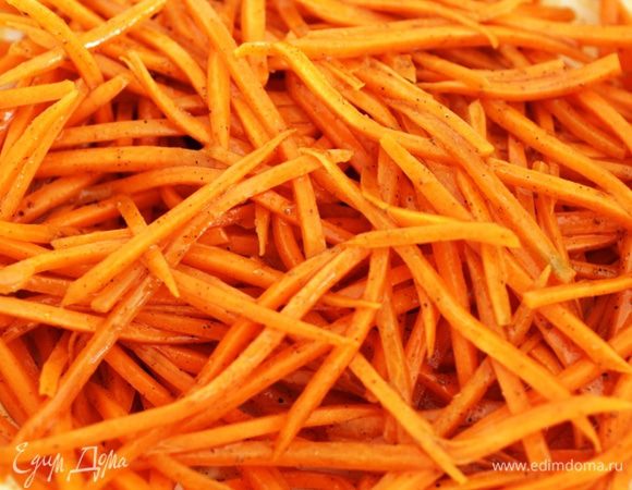 Посыпать сухими специями, солью, сахаром, полить соевым соусом и лимонным соком. Хорошо перемешать руками до появления сока. Оставить мариноваться.