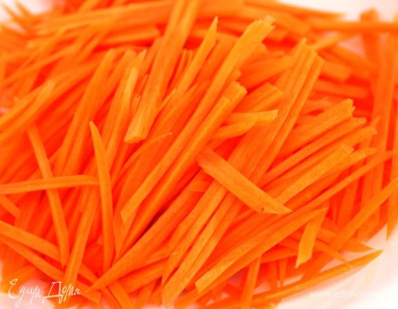 Морковь нашинковать тонкой соломкой.