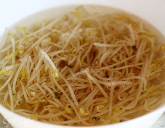 Пророщенные ростки залить кипятком и оставить на 2-3 минуты. Затем откинуть на дуршлаг и дать воде хорошо стечь... Далее добавить специи, как и в морковь и свеклу.