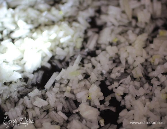 Лук и чеснок порубить мелко.