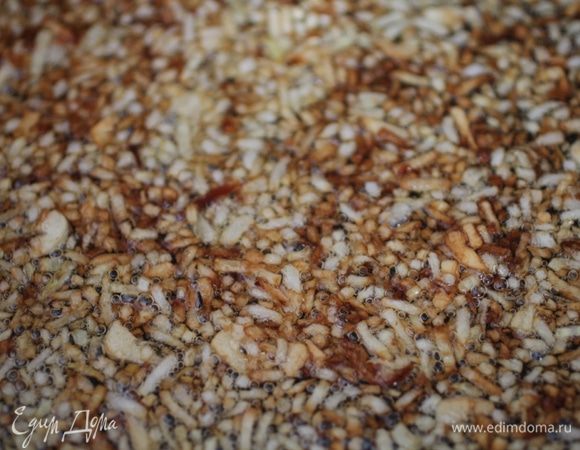 Раскалить растительное масло и обжарить лук и чеснок до золотистого цвета.