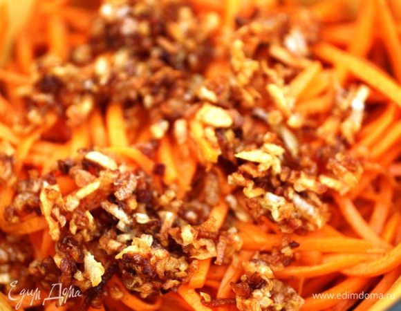 С моркови слить лишнюю жидкость и залить маслом. Я не убираю лук и чеснок...