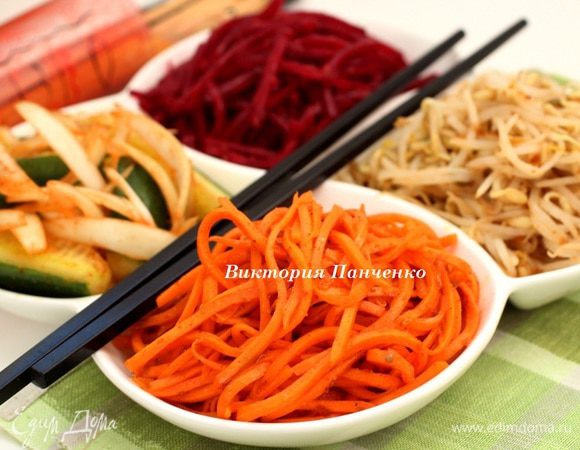 Готовые салаты хорошо перемешать, добавить кунжутное масло и дать настояться 3-4 часа. 