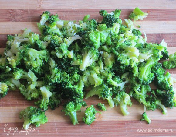 Брокколи разделить на соцветия и  бланшировать в кипящей воде 3 минуты, откинуть на дуршлаг.