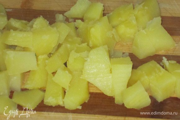 Отварить картофель до полуготовности (15 минут), нарезать кубиками.