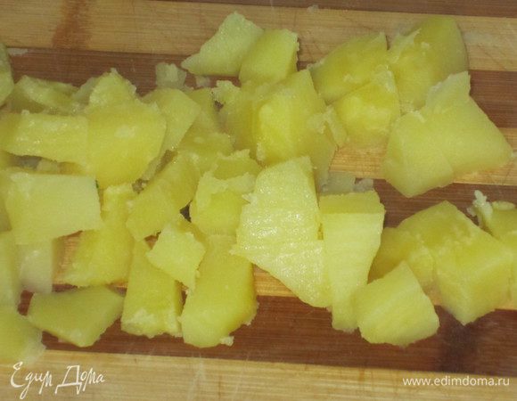 Отварить картофель до полуготовности (15 минут), нарезать кубиками. 