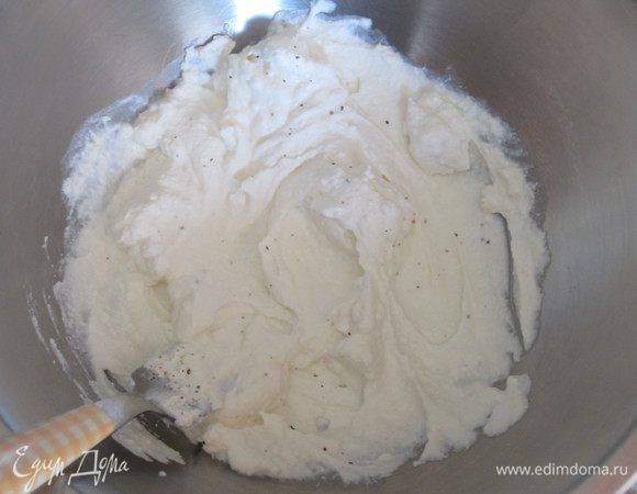 Рикотту размять вилкой, поперчить.