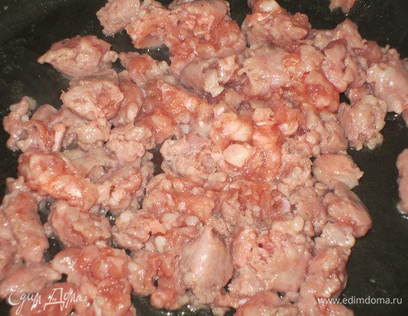  Удалить оболочку с колбасок и обжарить на сливочном масле. 