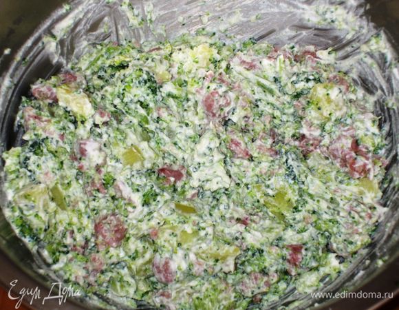 Добавить массу к рикотте и хорошо перемешать деревянной ложкой.