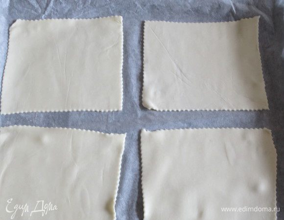 Тонко раскатать тесто и разрезать на 4 больших квадрата.