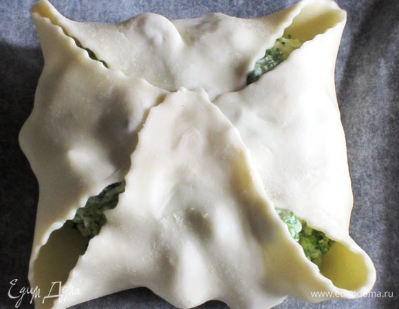 Поместить начинку в центр квадрата и соединить противоположные края .