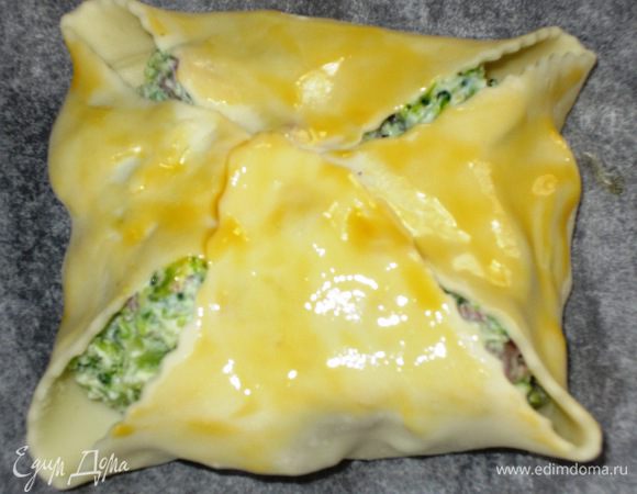 Смазать поверхность взбитым желтком. 