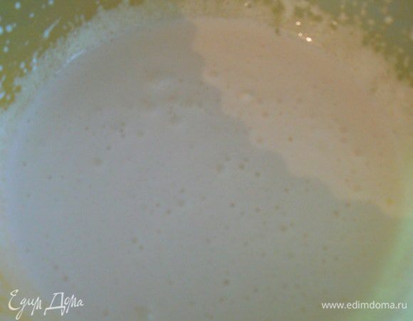 Яйцо взбейте с сахаром.