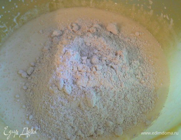 Овсяную муку смешайте с пшеничной, добавьте соду и влейте полученную масляно-медово-яичную смесь.