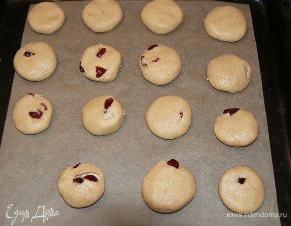 Тесто получается хоть и вязким, но не сильно липнет к рукам. Поэтому сформируйте шарики и приплюсните их.