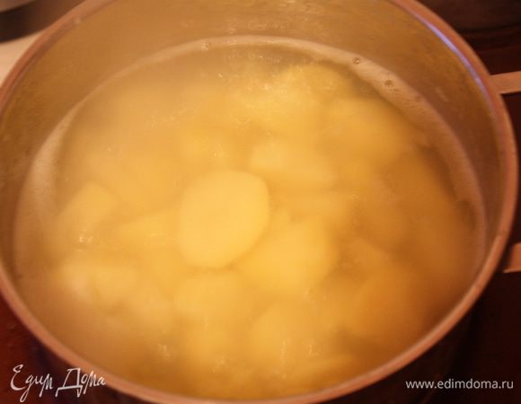 Чистим картофель и ставим его отваривать.