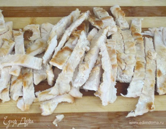 Обжарить филе на сковороде с антипригарным покрытием без масла по 5 минут с каждой стороны и завернуть в двойной слой фольги.Hарезать индейку на тонкие брусочки.