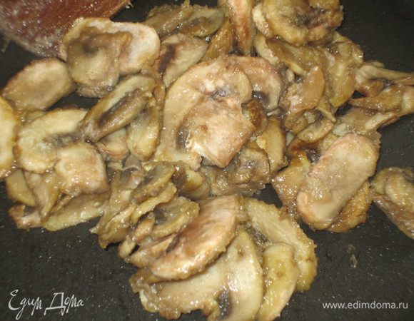 Грибы тонко нарезать, запанировать  в кукурузном крахмале и обжарить в оливковом масле 5 минут.Посолить,поперчить.