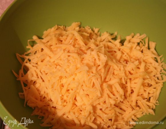 Натираем сыр на крупной терке.