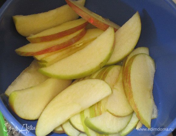 Тонко нарезать яблоки и сбрызнуть лимонным соком.