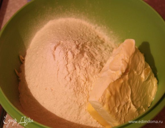 К сыру отправляем пюре, мягкое масло ,муку и солим. 