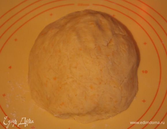 Все вымешиваем до однородного состояния. Тесто ДОЛЖНО липнуть к рукам,не сильно,но должно) НЕ переборщите с мукой!