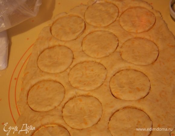  Раскатываем его на поверхности,слегка присыпая мукой и стаканом (или формочками) вырезаем галеты (примерно 7-8 см диаметром). Толщина теста должна быть примерно 1 см.