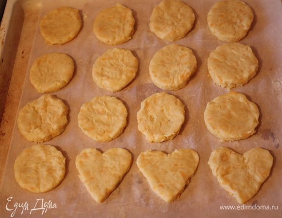  Выкладываем на пергамент,смазанный сл. маслом и отправляем в духовку на 15 минут при 200 градусах.