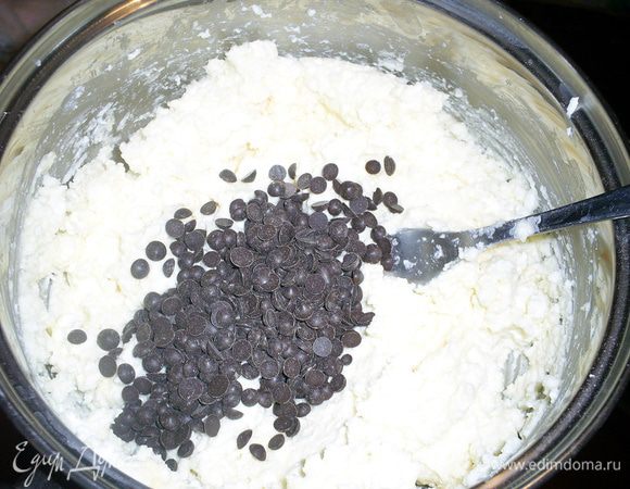 Сначала готовим начинку. Творог тщательно растираем с сахаром, ванилином и яйцом. Затем добавляем шоколадные капельки и перемешиваем.